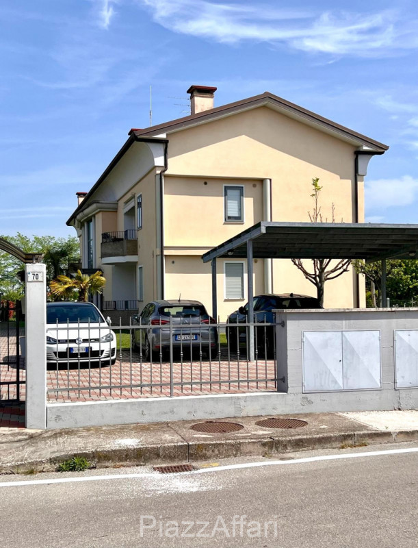 In palazzina di poche unità abitative e di recente costruzione, appartamento disposto su 2 livell...