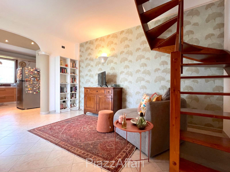 In palazzina di poche unità abitative e di recente costruzione, appartamento disposto su 2 livell...