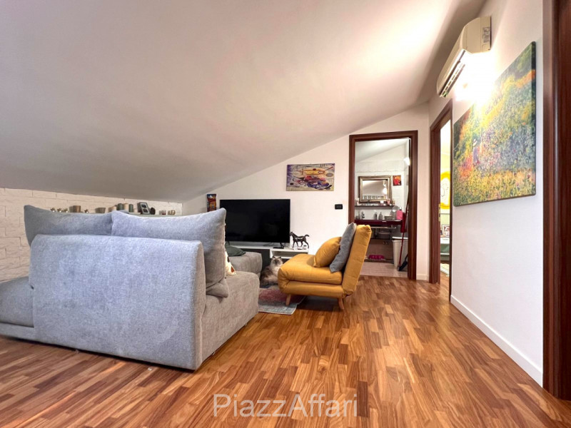 In palazzina di poche unità abitative e di recente costruzione, appartamento disposto su 2 livell...