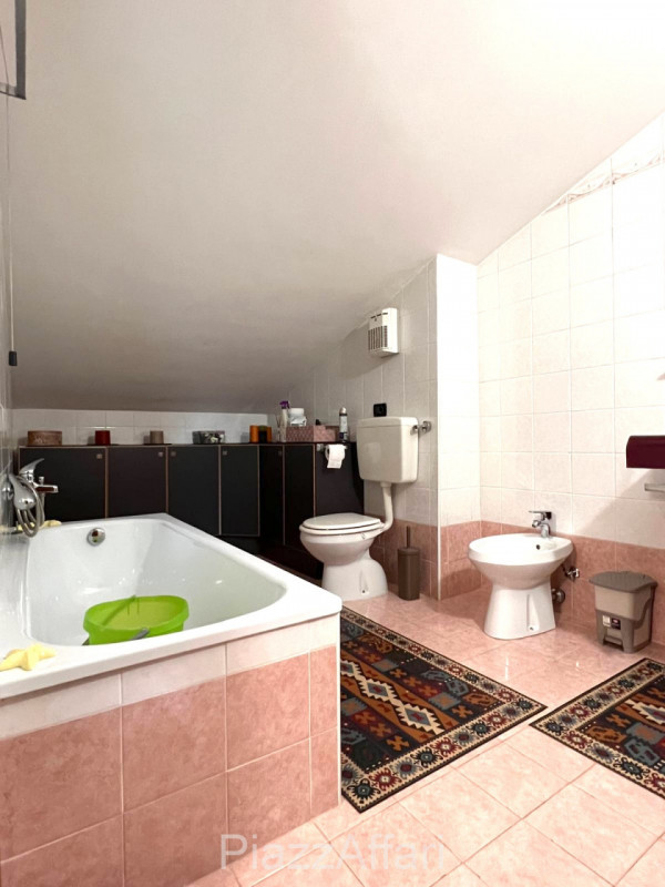 In palazzina di poche unità abitative e di recente costruzione, appartamento disposto su 2 livell...