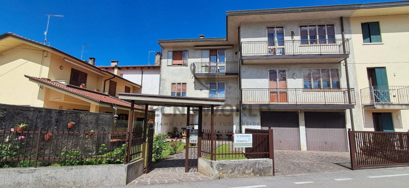 In contesto Bifamiliare appartamento quadrilocale da ammodernare sito al piano secondo, con una s...