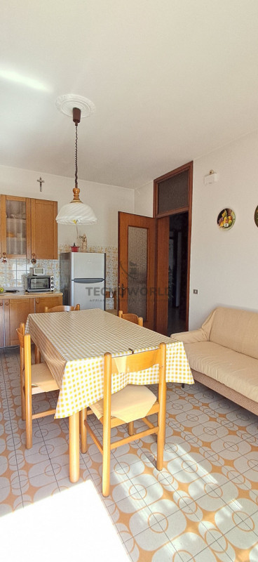 In contesto Bifamiliare appartamento quadrilocale da ammodernare sito al piano secondo, con una s...