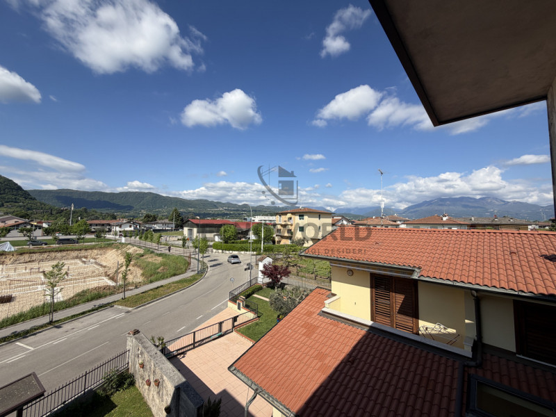In contesto Bifamiliare appartamento quadrilocale da ammodernare sito al piano secondo, con una s...