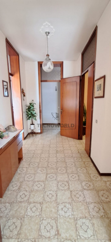 In contesto Bifamiliare appartamento quadrilocale da ammodernare sito al piano secondo, con una s...