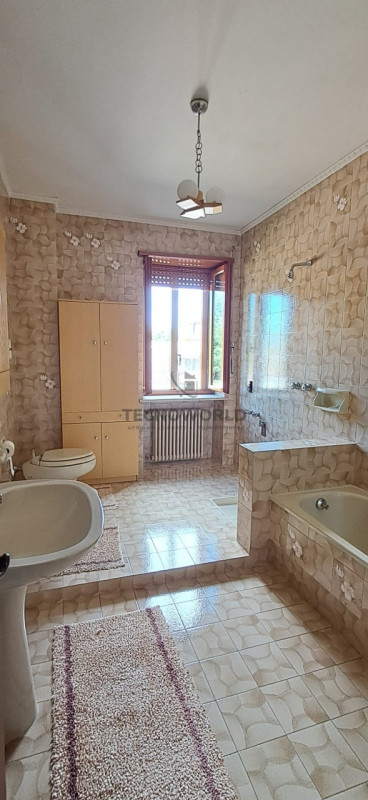 In contesto Bifamiliare appartamento quadrilocale da ammodernare sito al piano secondo, con una s...