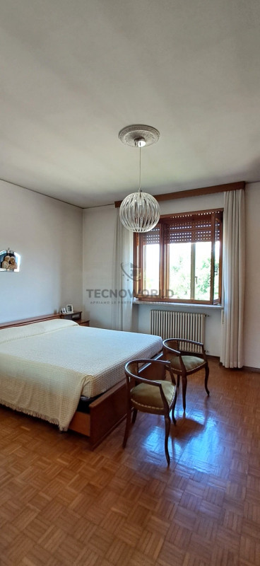 In contesto Bifamiliare appartamento quadrilocale da ammodernare sito al piano secondo, con una s...