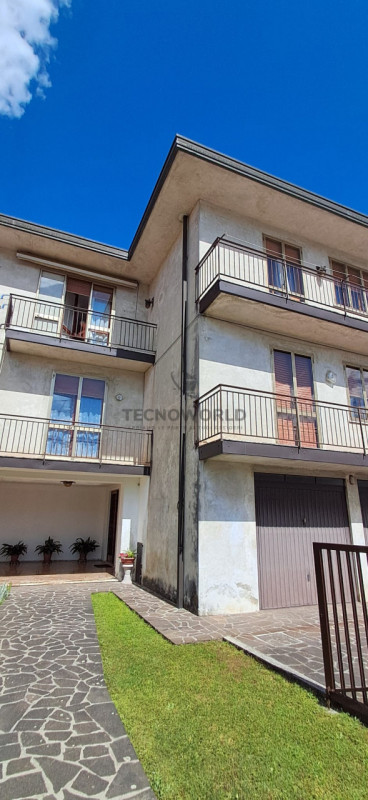 In contesto Bifamiliare appartamento quadrilocale da ammodernare sito al piano secondo, con una s...