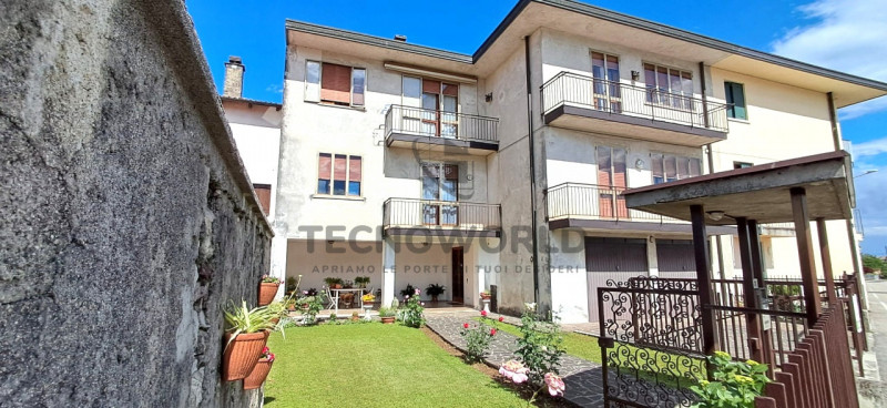 In contesto Bifamiliare appartamento quadrilocale da ammodernare sito al piano secondo, con una s...