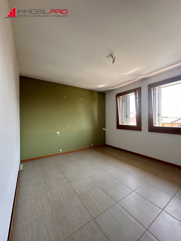 Proponiamo in vendita a Povolaro di Dueville un luminoso appartamento bicamere situato al secondo...