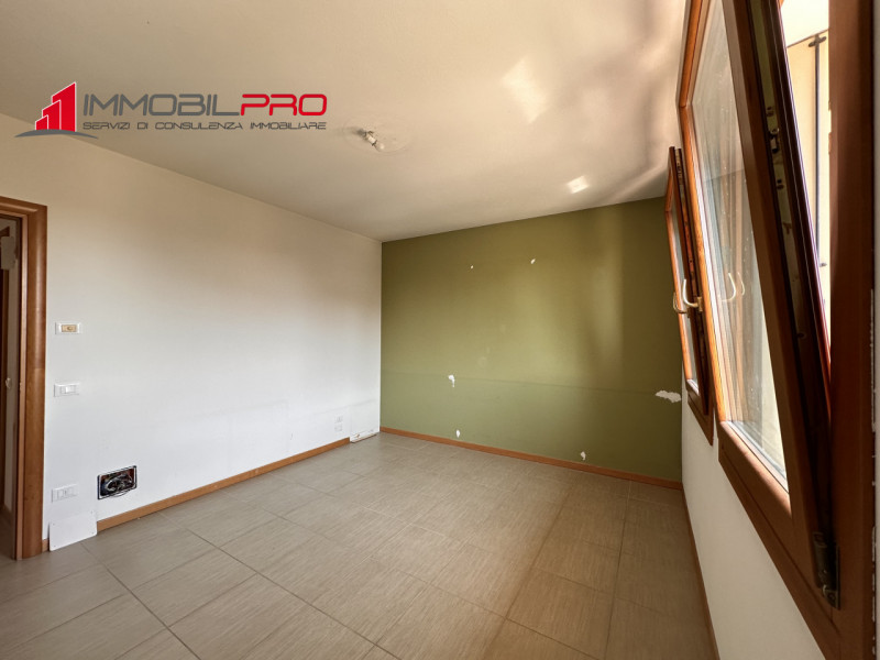 Proponiamo in vendita a Povolaro di Dueville un luminoso appartamento bicamere situato al secondo...