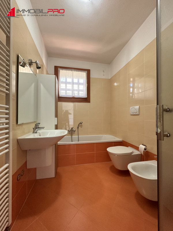 Proponiamo in vendita a Povolaro di Dueville un luminoso appartamento bicamere situato al secondo...