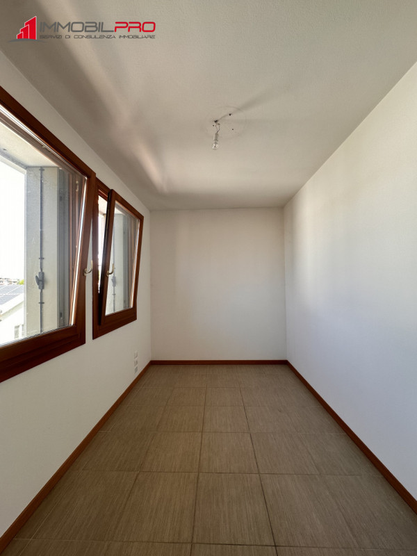 Proponiamo in vendita a Povolaro di Dueville un luminoso appartamento bicamere situato al secondo...