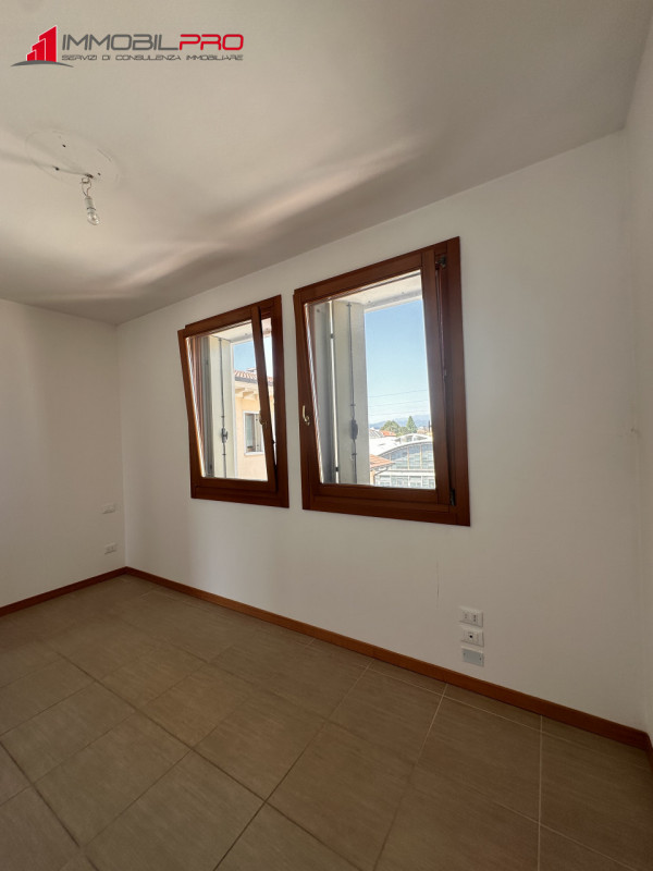 Proponiamo in vendita a Povolaro di Dueville un luminoso appartamento bicamere situato al secondo...