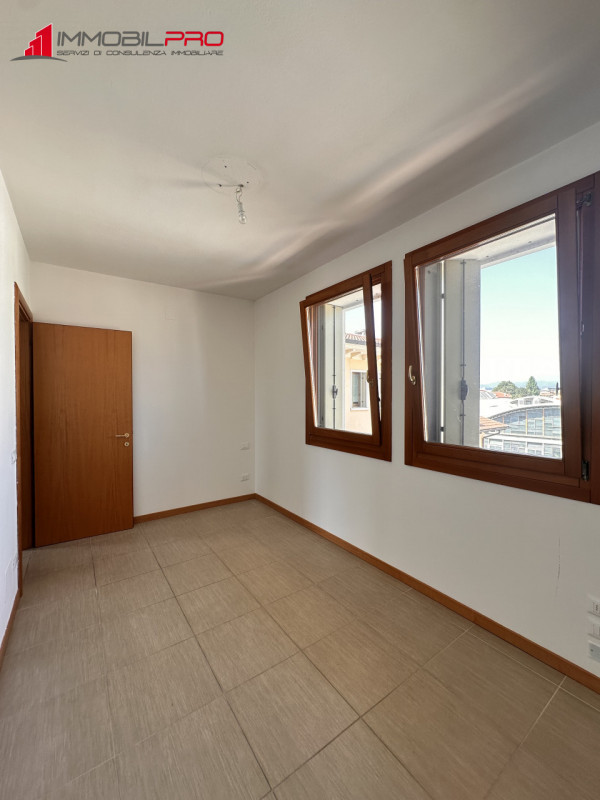 Proponiamo in vendita a Povolaro di Dueville un luminoso appartamento bicamere situato al secondo...