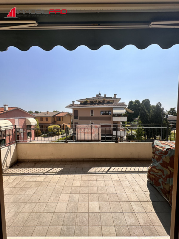 Proponiamo in vendita a Povolaro di Dueville un luminoso appartamento bicamere situato al secondo...