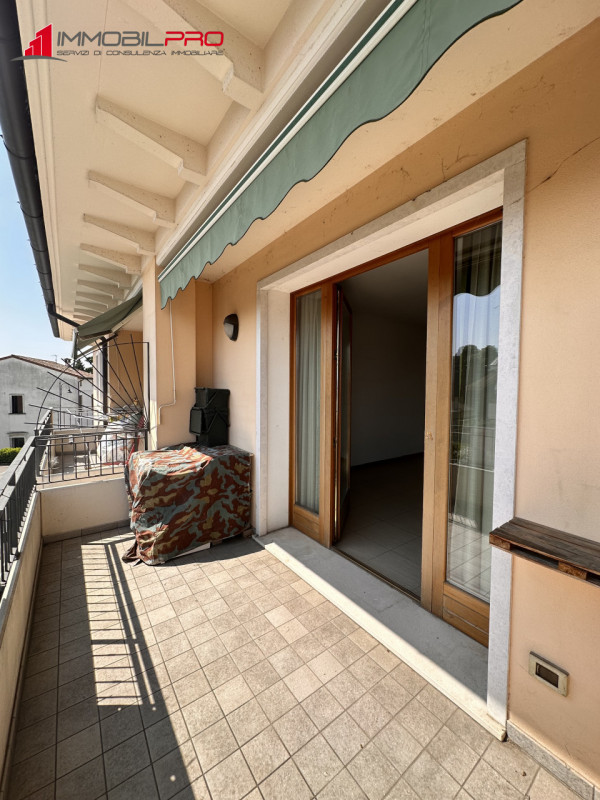 Proponiamo in vendita a Povolaro di Dueville un luminoso appartamento bicamere situato al secondo...