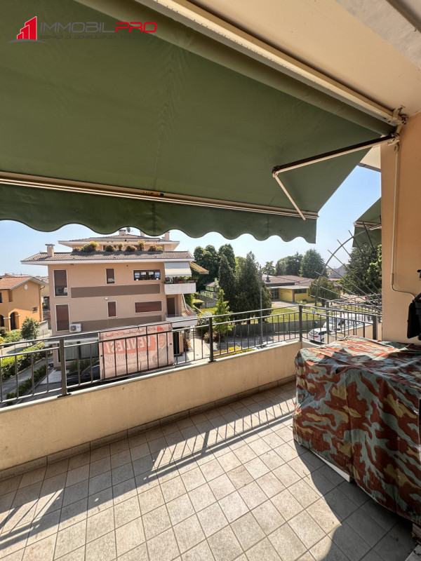 Proponiamo in vendita a Povolaro di Dueville un luminoso appartamento bicamere situato al secondo...