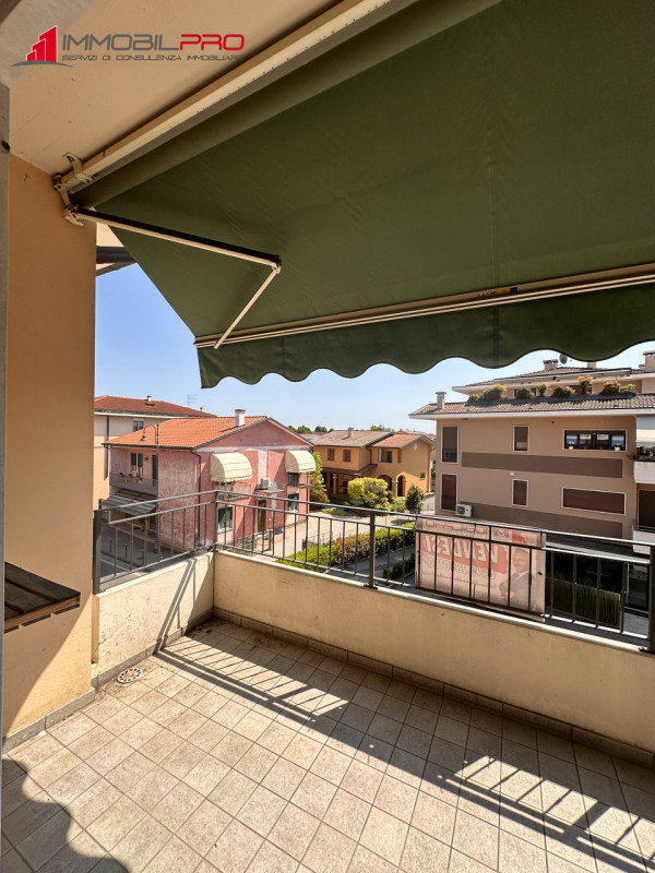 Proponiamo in vendita a Povolaro di Dueville un luminoso appartamento bicamere situato al secondo...