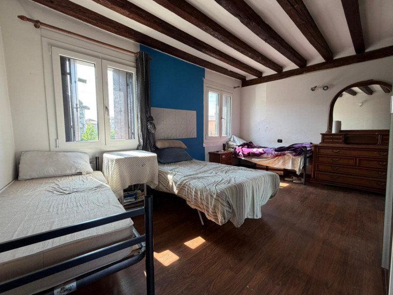 UBICAZIONE E CONTESTO
Proponiamo in vendita una casa indipendente situata nel quartiere Maddalene...