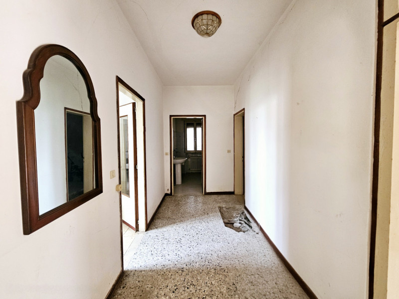 Proponiamo in vendita a Este, porzione di bifamiliare orizzontale da ristrutturare, in una posizi...