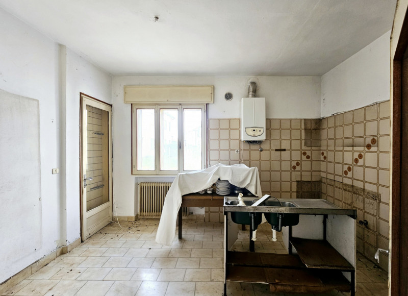 Proponiamo in vendita a Este, porzione di bifamiliare orizzontale da ristrutturare, in una posizi...