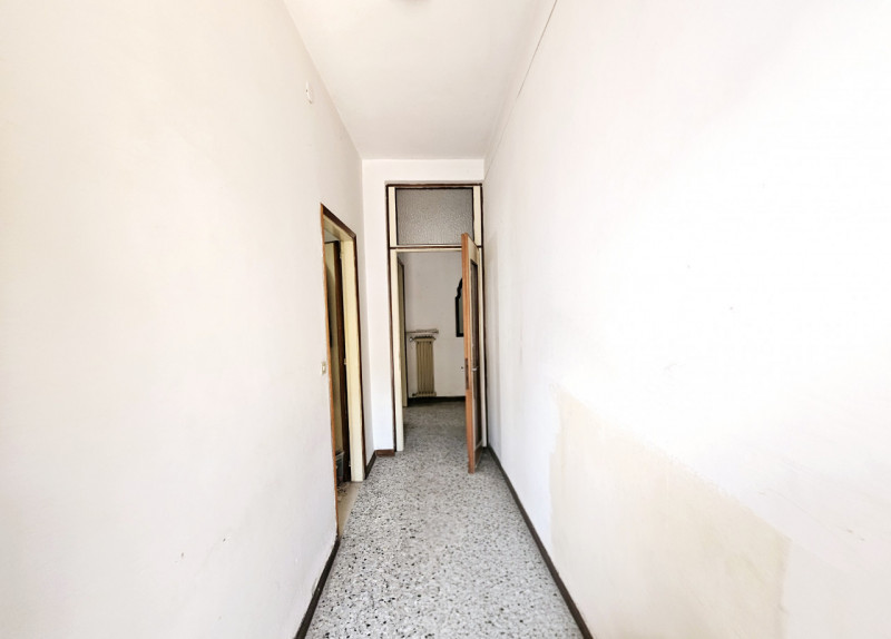 Proponiamo in vendita a Este, porzione di bifamiliare orizzontale da ristrutturare, in una posizi...