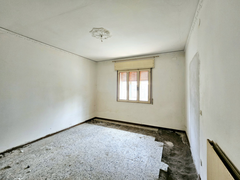 Proponiamo in vendita a Este, porzione di bifamiliare orizzontale da ristrutturare, in una posizi...