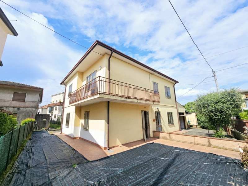 Proponiamo in vendita a Este, porzione di bifamiliare orizzontale da ristrutturare, in una posizi...