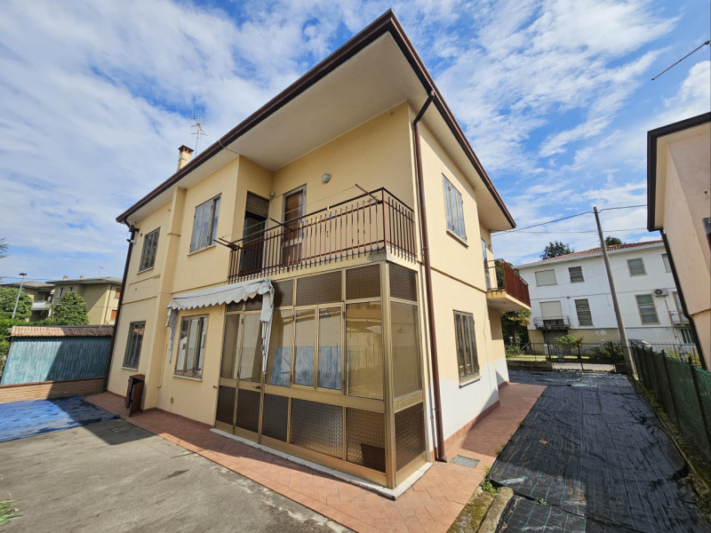 Proponiamo in vendita a Este, porzione di bifamiliare orizzontale da ristrutturare, in una posizi...
