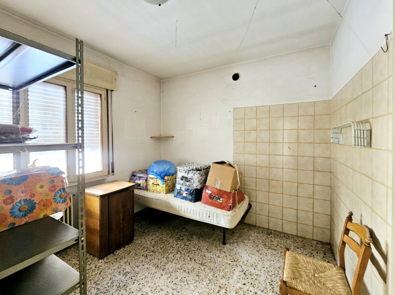 Proponiamo in vendita a Este, porzione di bifamiliare orizzontale da ristrutturare, in una posizi...