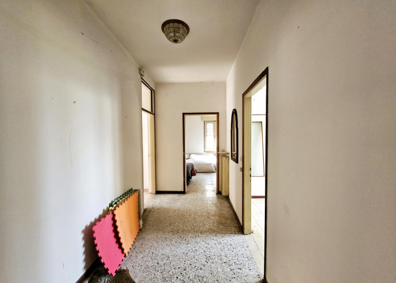 Proponiamo in vendita a Este, porzione di bifamiliare orizzontale da ristrutturare, in una posizi...