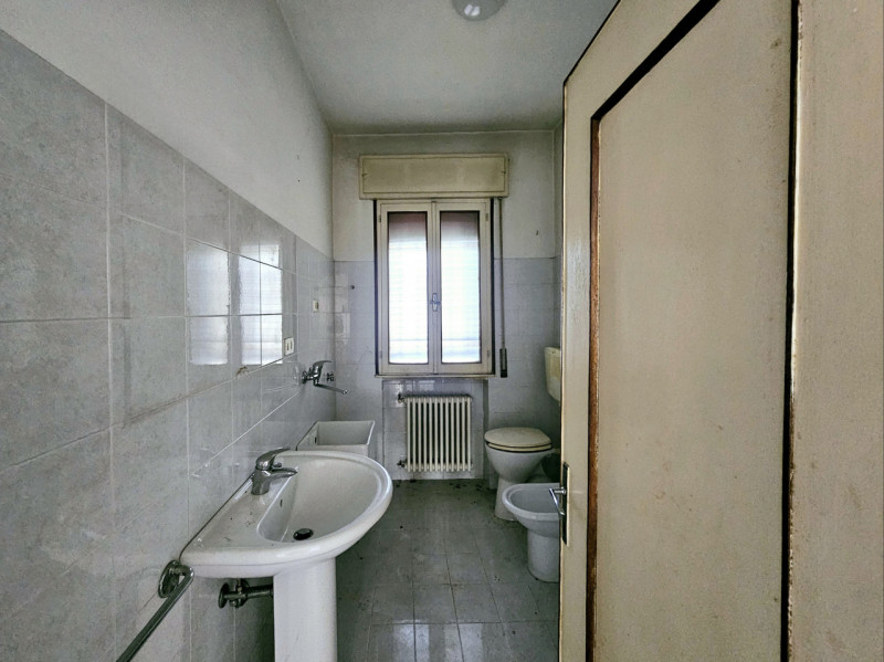 Proponiamo in vendita a Este, porzione di bifamiliare orizzontale da ristrutturare, in una posizi...