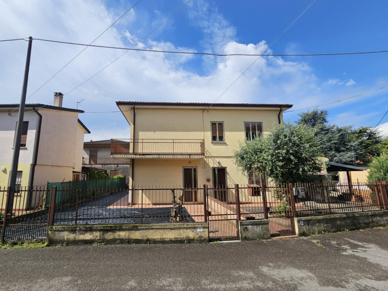 Proponiamo in vendita a Este, porzione di bifamiliare orizzontale da ristrutturare, in una posizi...