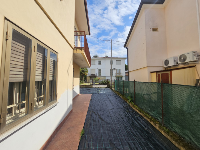 Proponiamo in vendita a Este, porzione di bifamiliare orizzontale da ristrutturare, in una posizi...