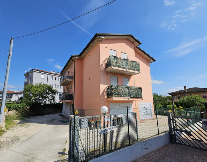 Proponiamo in vendita per investimento, appartamento bilocale di circa 55 mq, situato in un compl...