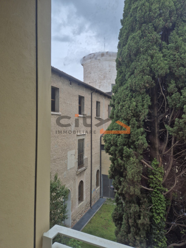 Proponiamo in locazione un elegante appartamento situato in una delle vie più centrali e ricercat...