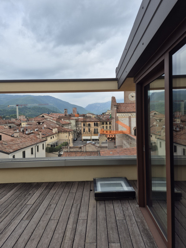 Proponiamo in locazione un elegante appartamento situato in una delle vie più centrali e ricercat...