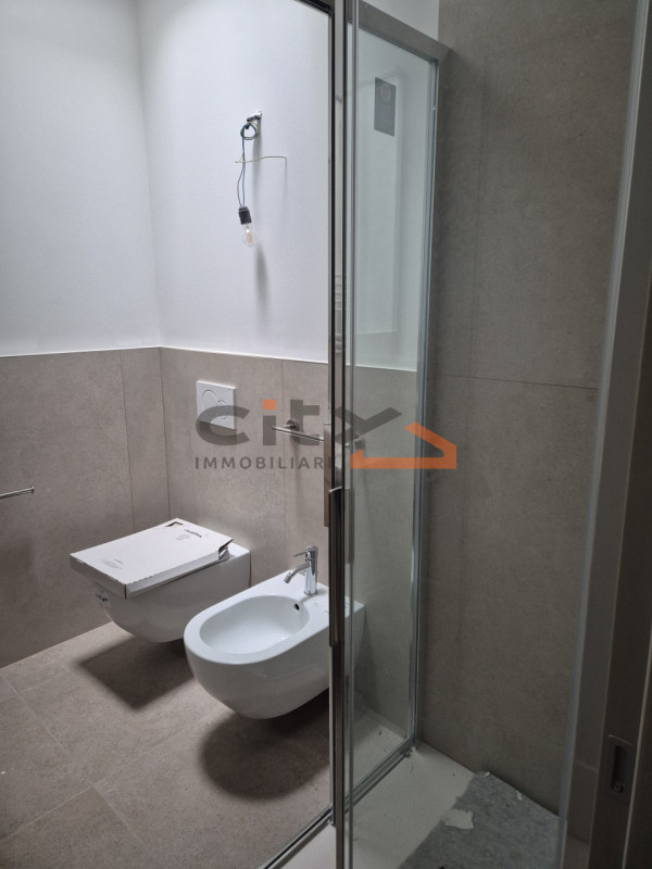 Proponiamo in locazione un elegante appartamento situato in una delle vie più centrali e ricercat...