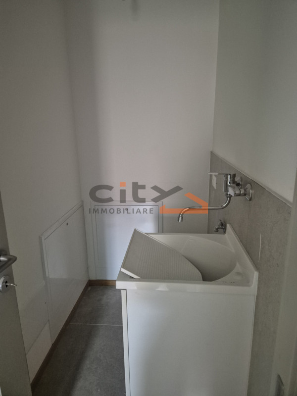 Proponiamo in locazione un elegante appartamento situato in una delle vie più centrali e ricercat...
