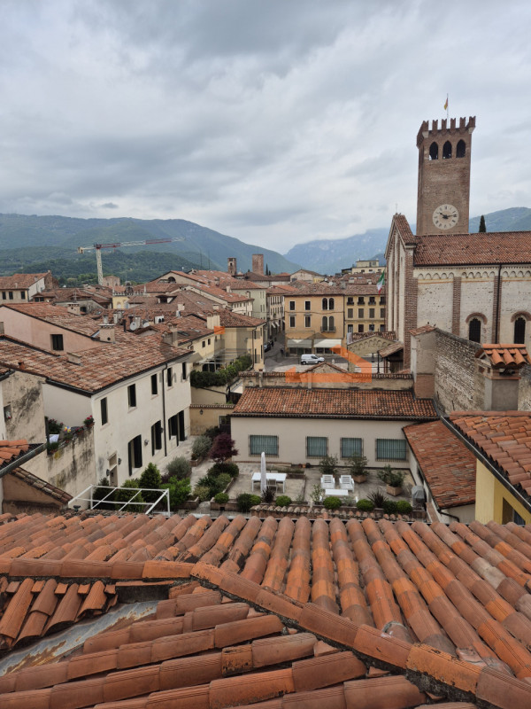 Proponiamo in locazione un elegante appartamento situato in una delle vie più centrali e ricercat...