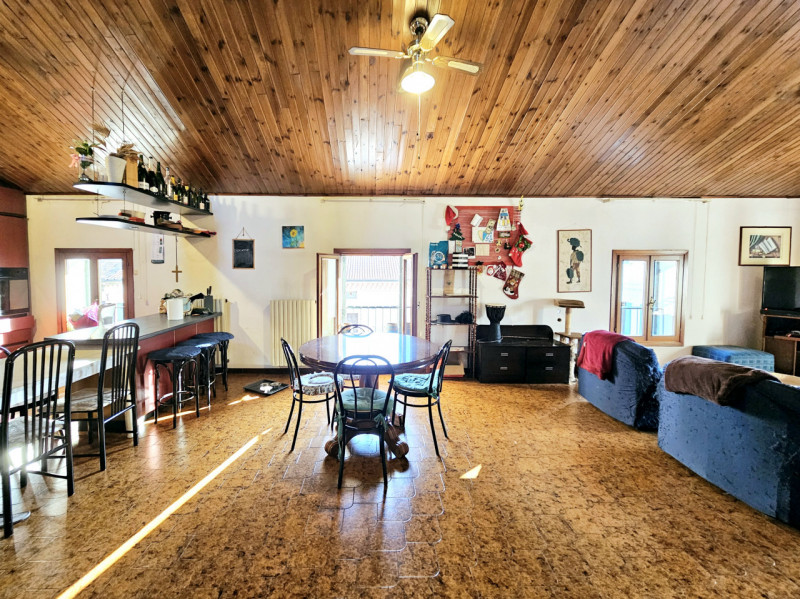 In una posizione comoda al centro di Este, proponiamo in affitto spazioso appartamento al secondo...