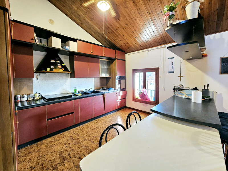 In una posizione comoda al centro di Este, proponiamo in affitto spazioso appartamento al secondo...