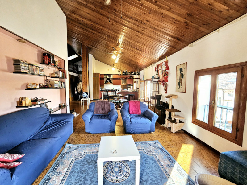 In una posizione comoda al centro di Este, proponiamo in affitto spazioso appartamento al secondo...