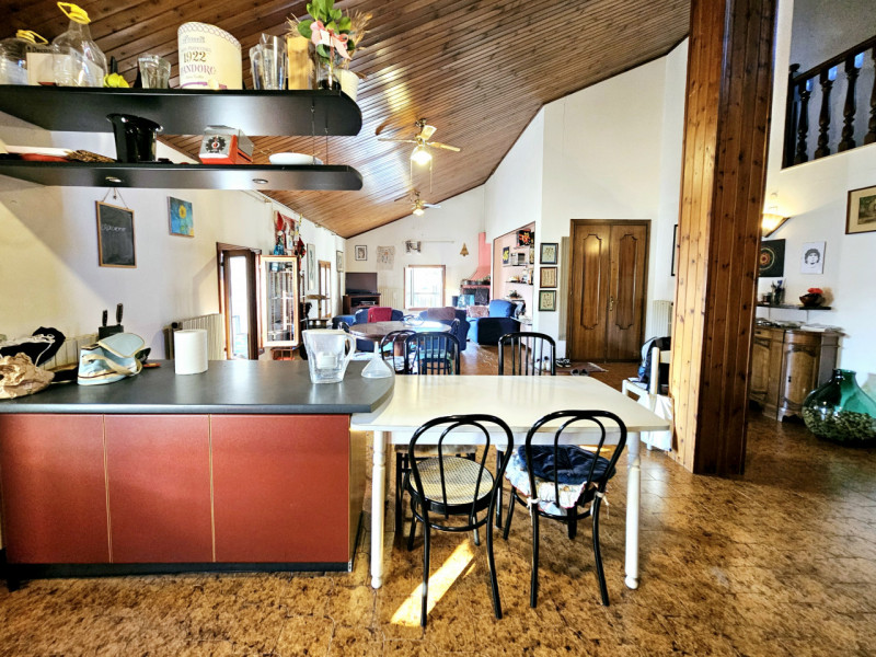 In una posizione comoda al centro di Este, proponiamo in affitto spazioso appartamento al secondo...