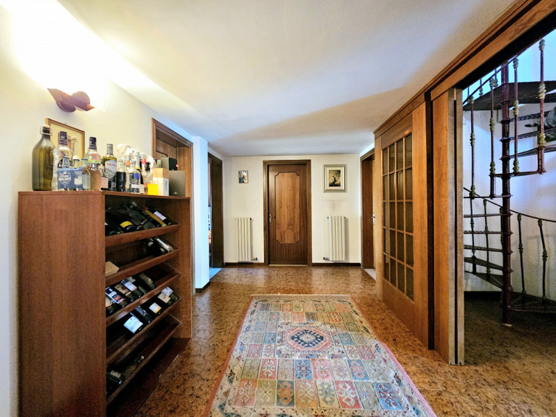 In una posizione comoda al centro di Este, proponiamo in affitto spazioso appartamento al secondo...