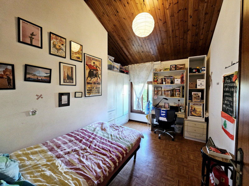 In una posizione comoda al centro di Este, proponiamo in affitto spazioso appartamento al secondo...