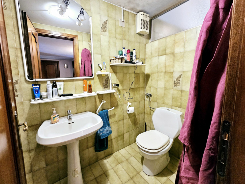 In una posizione comoda al centro di Este, proponiamo in affitto spazioso appartamento al secondo...