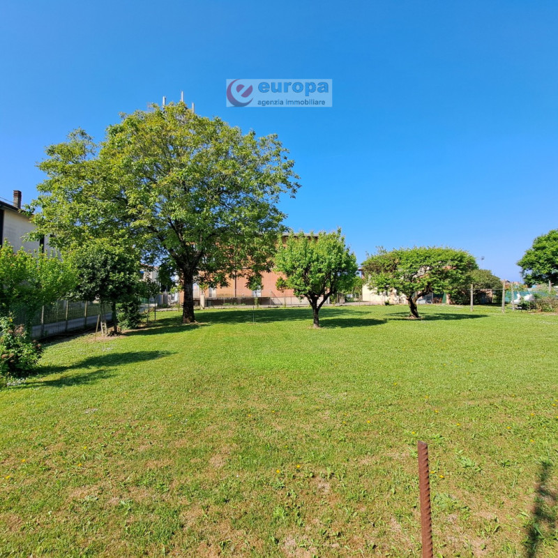 A Torri di Quartesolo (nel centro di LERINO), nelle adiacenze della chiesa parrocchiale, scuola m...