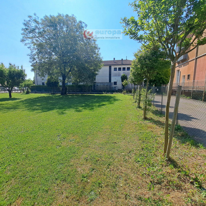 A Torri di Quartesolo (nel centro di LERINO), nelle adiacenze della chiesa parrocchiale, scuola m...