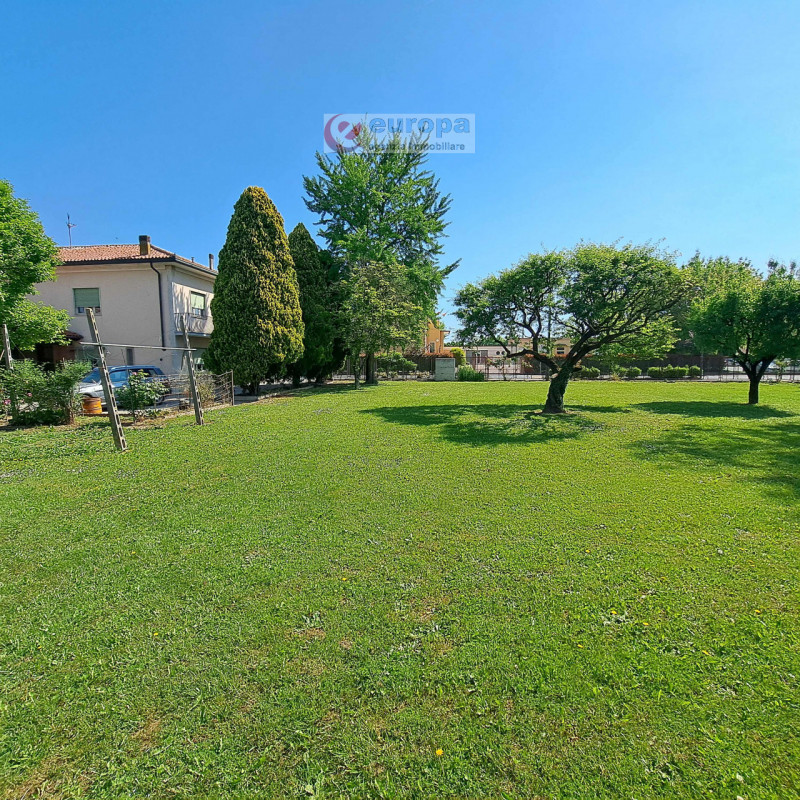 A Torri di Quartesolo (nel centro di LERINO), nelle adiacenze della chiesa parrocchiale, scuola m...